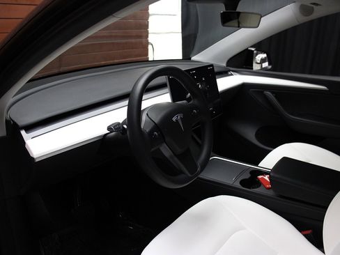 Used 2023 Tesla Model Y Long Range image 24