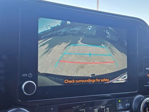 Used 2023 Toyota Highlander LE FWD image 14