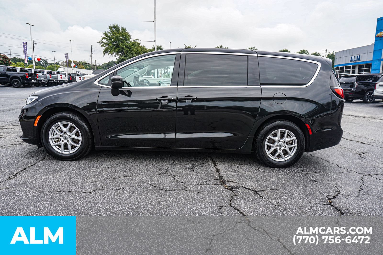 Used 2023 Chrysler Pacifica Touring-L FWD image 9