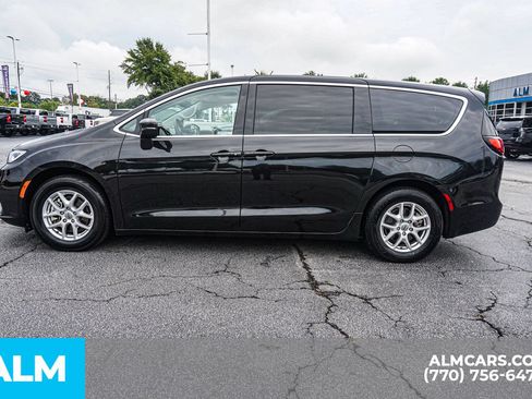 Used 2023 Chrysler Pacifica Touring-L FWD image 9