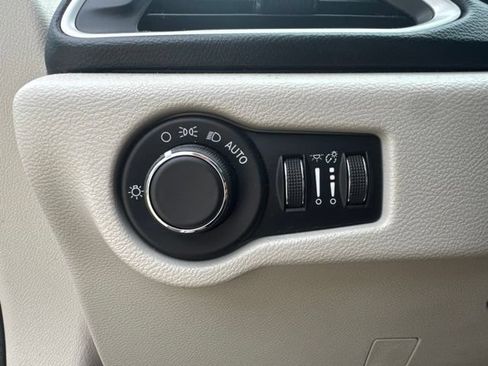 Certified 2018 Chrysler Pacifica Touring w/ Security Group FWD image 11