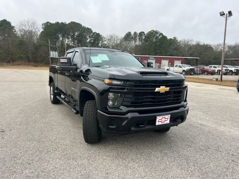 Used 2024 Chevrolet Silverado 2500 Custom w/ Custom Value Package image 12