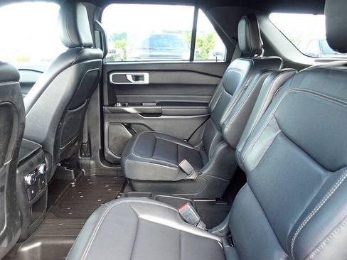 Used 2020 Ford Explorer XLT w/ Equipment Group 202A AWD/4WD image 12