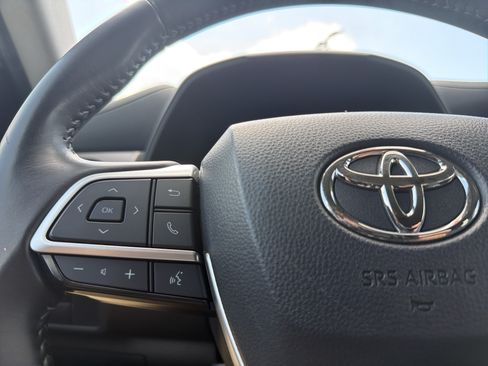 Certified 2025 Toyota Highlander LE FWD image 8