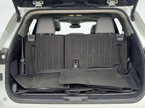 Used 2024 Toyota Highlander XLE AWD/4WD image 6