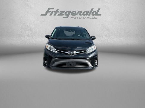 Used 2018 Toyota Sienna XLE image 2