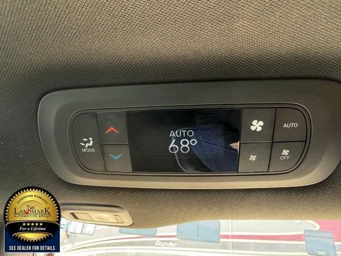 Used 2025 Chrysler Pacifica Limited image 17