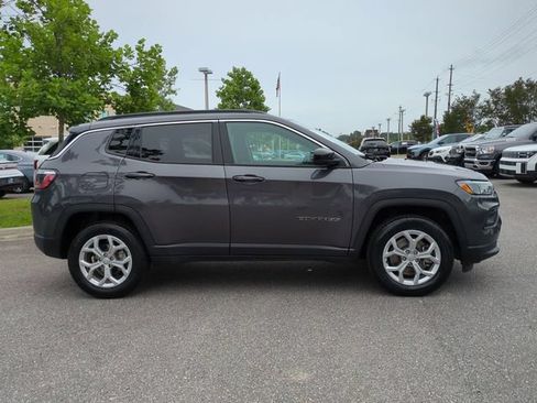 Used 2024 Jeep Compass Latitude AWD/4WD image 4