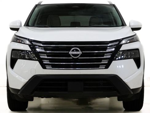 Used 2024 Nissan Rogue SV FWD image 2