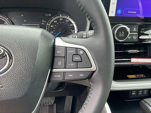 New 2026 Toyota Highlander XLE image 25