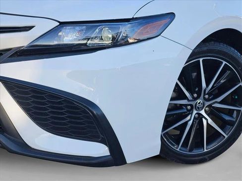 Used 2021 Toyota Camry SE image 4