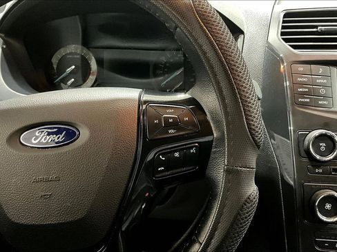 Used 2017 Ford Explorer XLT image 17