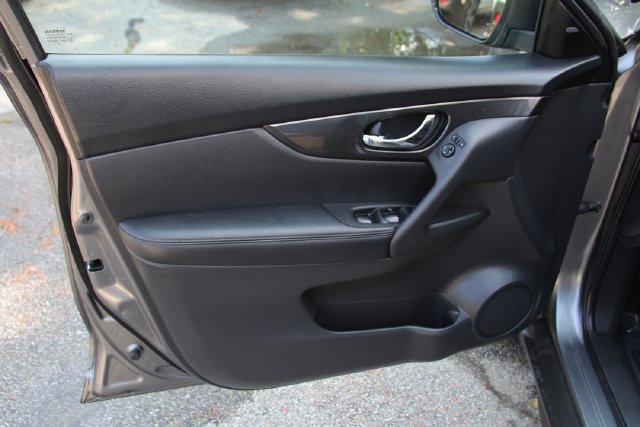 Used 2017 Nissan Rogue SV AWD/4WD image 16
