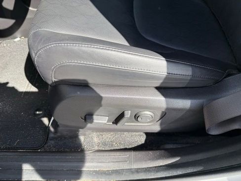 Used 2023 Kia Carnival LX image 30