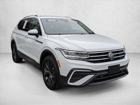 Used 2024 Volkswagen Tiguan SE image 3