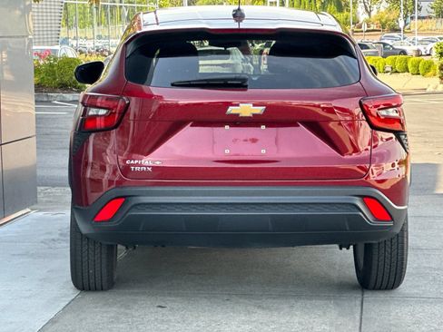 Used 2024 Chevrolet Trax LS w/ LS Convenience Package FWD image 4
