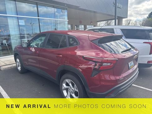 Used 2024 Chevrolet Trax LS w/ LS Convenience Package image 8