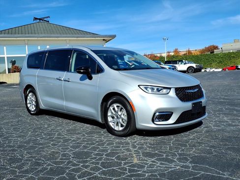 Used 2024 Chrysler Pacifica Touring-L image 2
