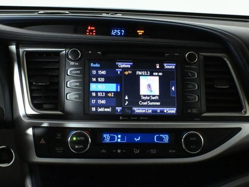 Used 2019 Toyota Highlander XLE image 21