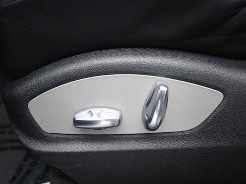 Used 2024 Porsche Macan AWD/4WD image 10