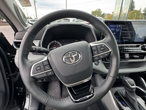 Used 2022 Toyota Highlander Platinum image 22