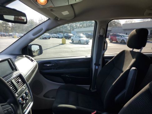 Used 2020 Dodge Grand Caravan SE w/ UConnect Hands-Free Group image 17