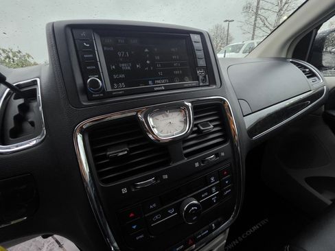 Used 2016 Chrysler Town & Country Touring image 12