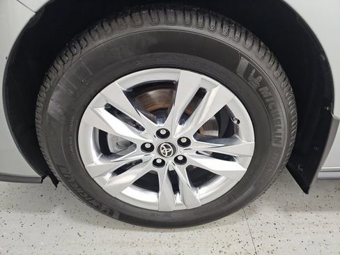 Used 2024 Toyota Sienna Limited image 10