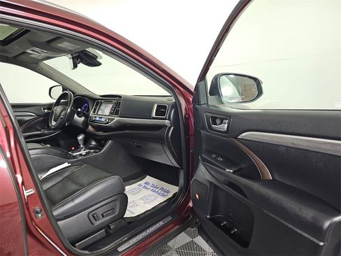 Used 2018 Toyota Highlander Limited Platinum image 12