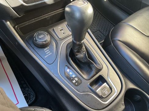 Used 2019 Jeep Cherokee Latitude Plus w/ Comfort/Convenience Group image 25