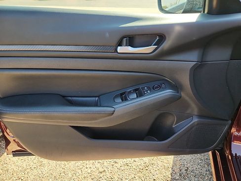 Used 2025 Nissan Altima 2.5 SV FWD image 9