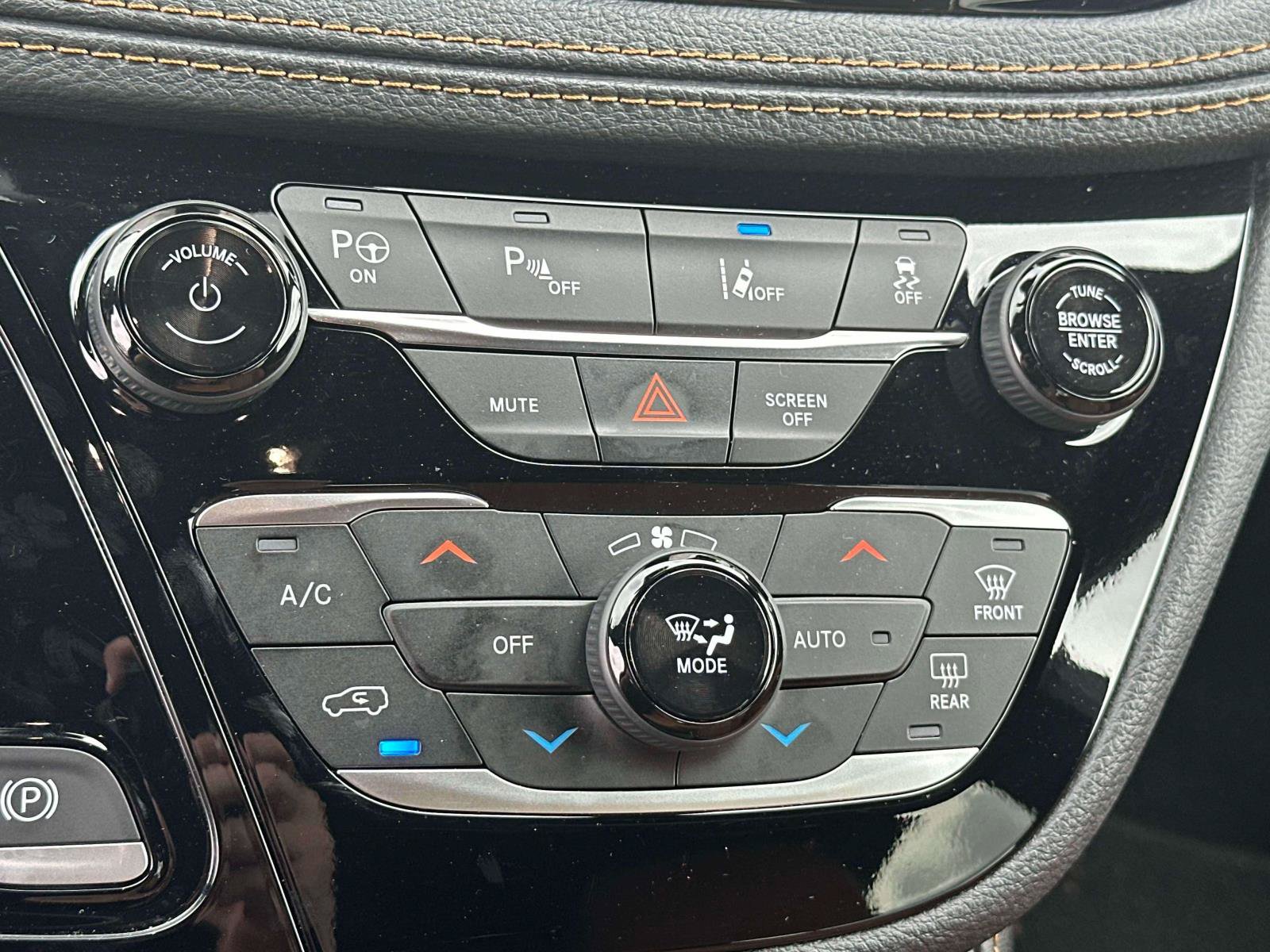 Used 2023 Chrysler Pacifica Pinnacle FWD image 27
