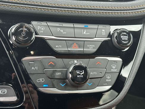 Used 2023 Chrysler Pacifica Pinnacle FWD image 27