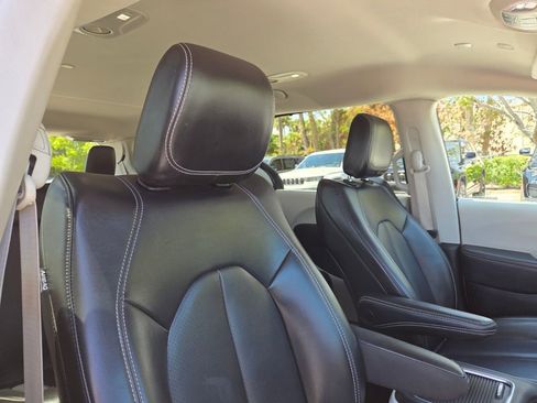 Used 2023 Chrysler Pacifica Touring-L FWD image 11