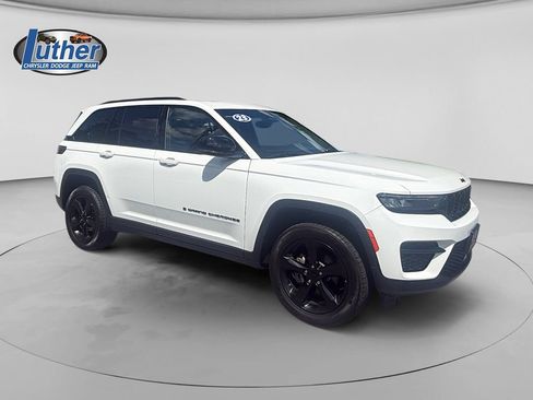 Used 2023 Jeep Grand Cherokee Altitude AWD/4WD image 7