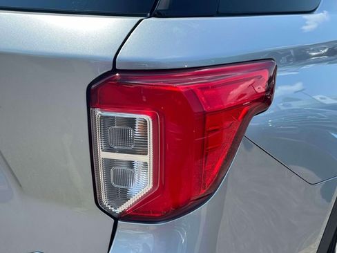 Used 2021 Ford Explorer XLT w/ Equipment Group 202A AWD/4WD image 13
