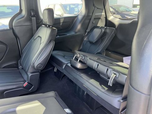 Used 2026 Chrysler Pacifica Select FWD image 10