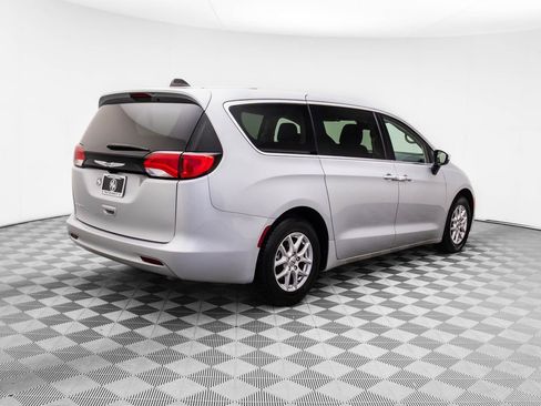 Used 2023 Chrysler Voyager LX image 7
