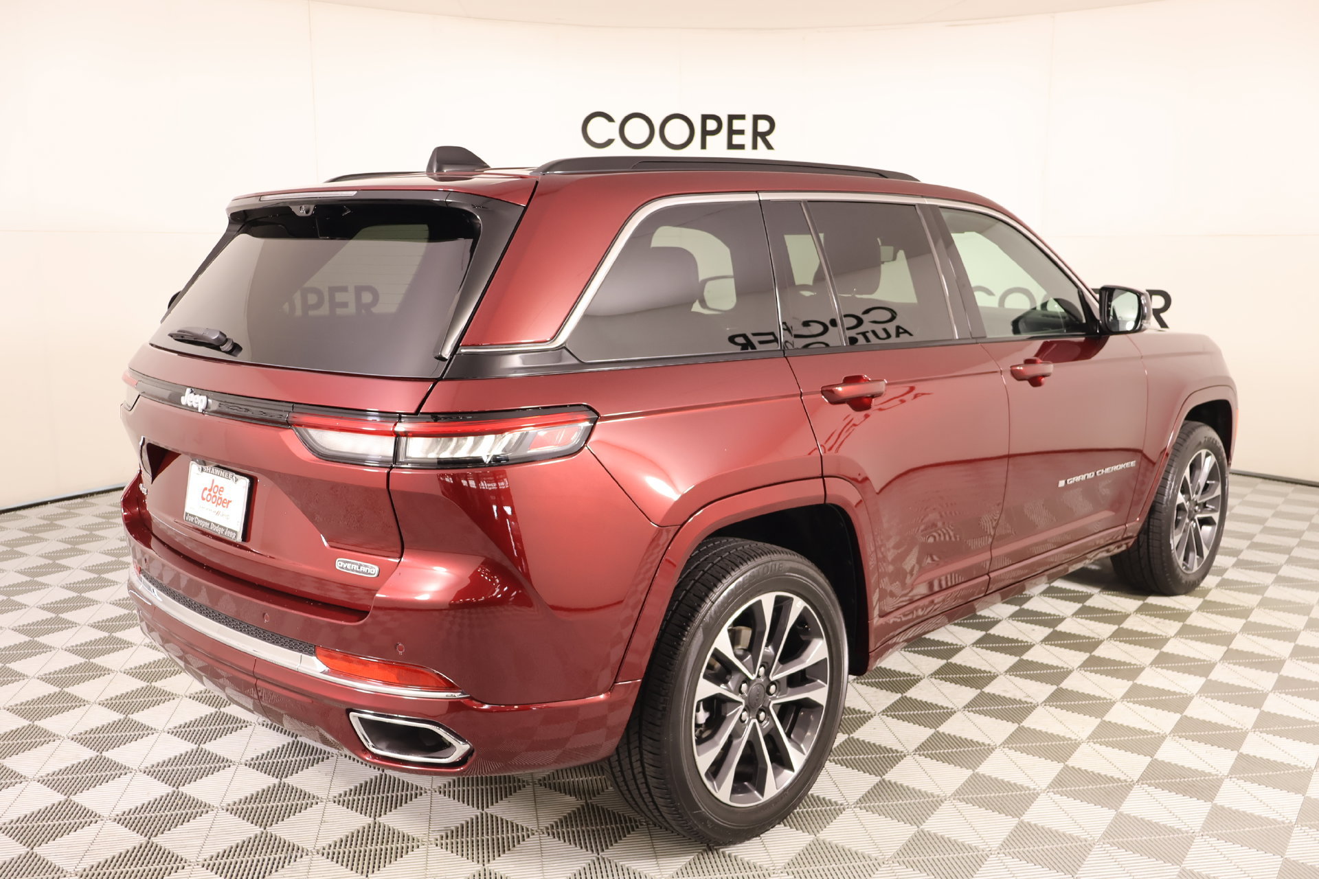 Used 2024 Jeep Grand Cherokee Overland w/ Luxury Tech Group IV AWD/4WD image 22