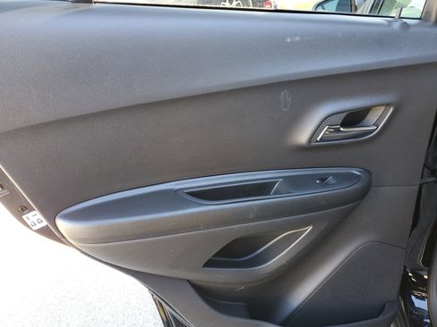 Used 2022 Chevrolet Trax LT w/ Midnight Edition image 13