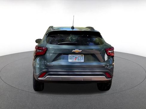 Used 2025 Chevrolet Trax LT w/ LT Convenience Package image 12