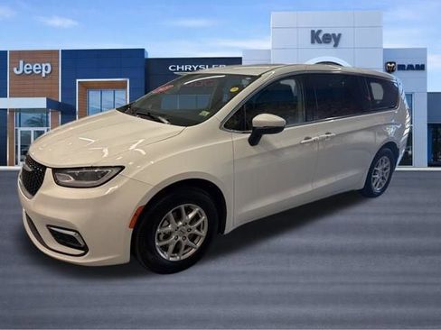 Used 2023 Chrysler Pacifica Touring-L FWD image 2