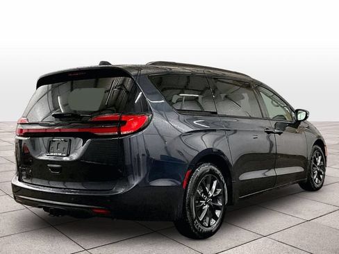 Used 2021 Chrysler Pacifica Touring FWD image 11