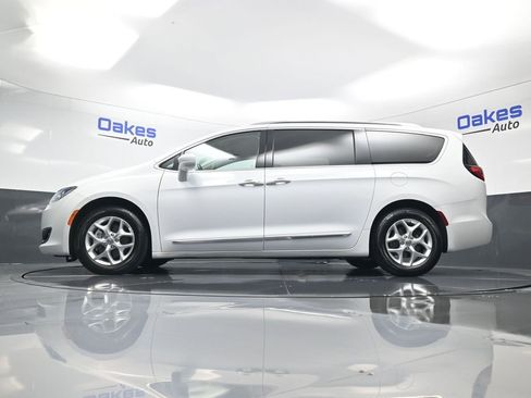 Used 2020 Chrysler Pacifica Touring-L Plus w/ Tire & Wheel Group image 44