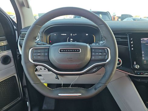 Used 2024 Jeep Wagoneer 4WD w/ Premium Group I image 5