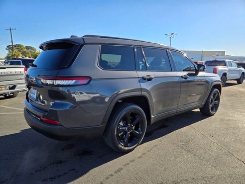 Used 2023 Jeep Grand Cherokee L Laredo image 5