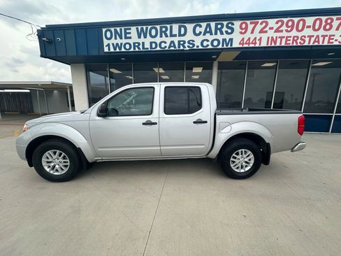 Used 2018 Nissan Frontier SV image 2