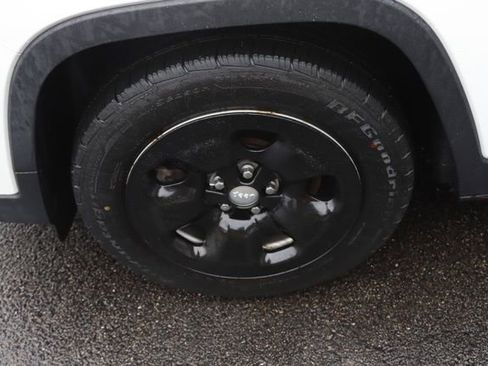 Used 2019 Jeep Cherokee Sport image 12