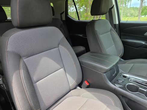 Used 2021 Chevrolet Traverse LT FWD image 25