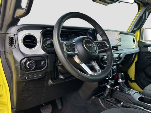Used 2024 Jeep Wrangler Unlimited Sahara AWD/4WD image 10